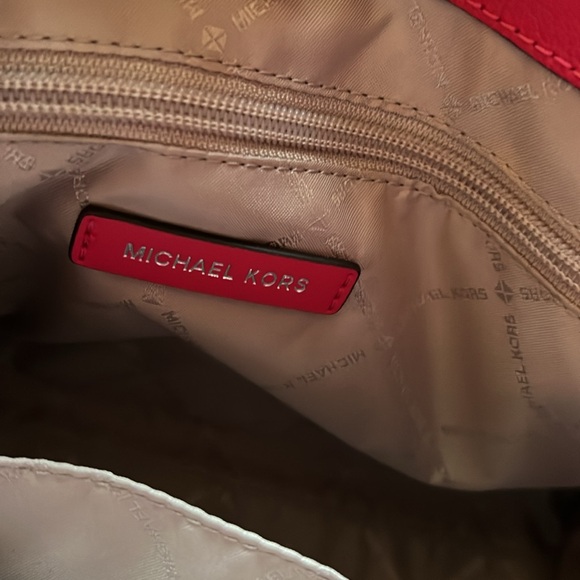 MICHAEL KORS Solid Fuchsia Pink Medium Size Handbag w/ shoulder straps, EUC. - Picture 7 of 11